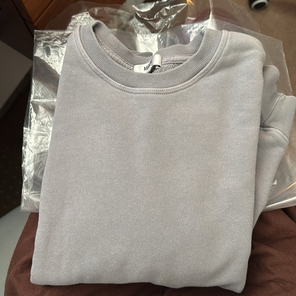 Agolde 3/4 length sleeve sweatshirt in a beautiful smokey grey color. - Picture 3 of 10